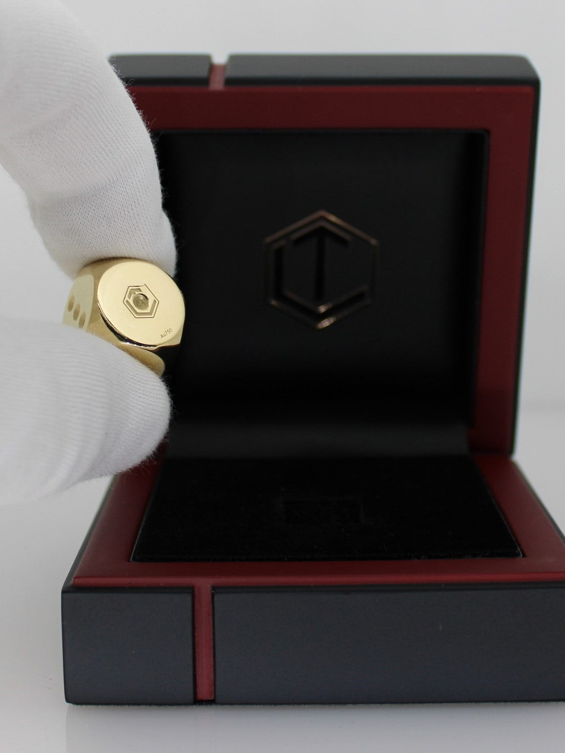 Gold Dice 18-karat Gold solid in Fingers - Goldwürfel 18 Karat massiv in der Hand