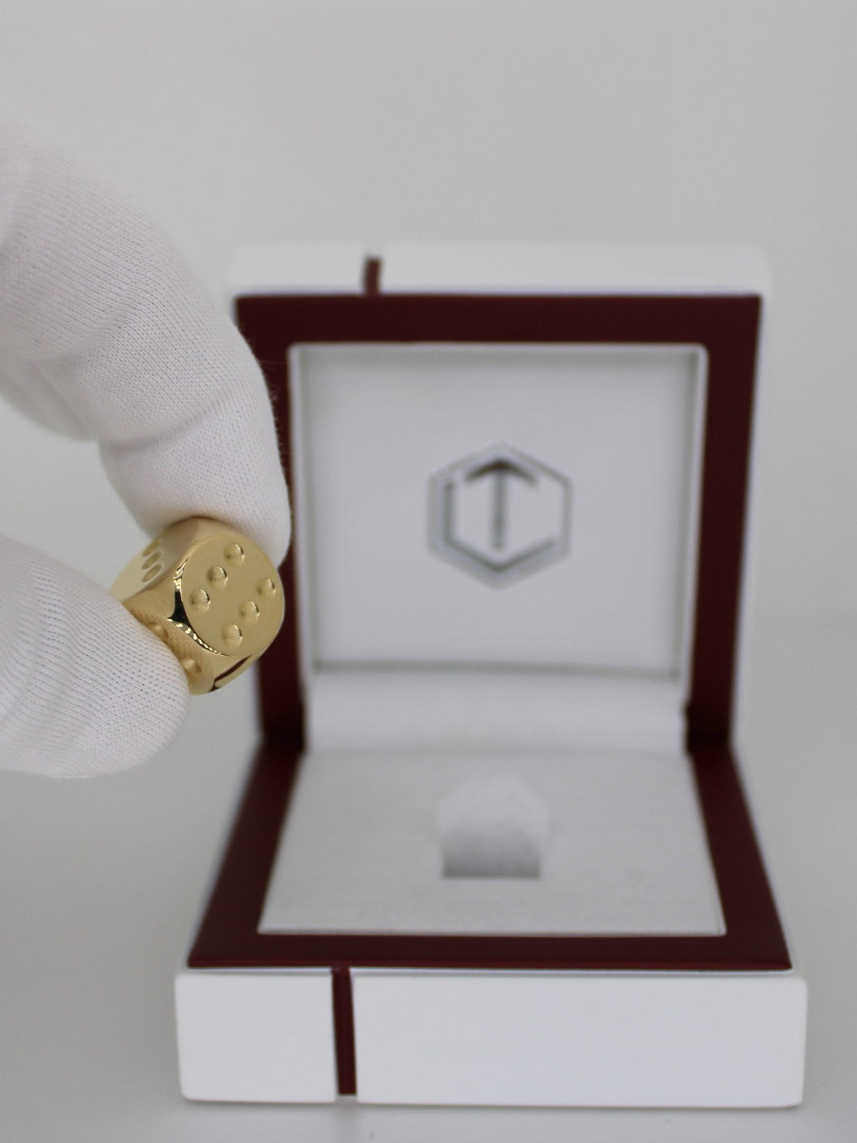 Gold Dice 18-karat Gold solid in Fingers - Goldwürfel 18 Karat massiv in der Hand