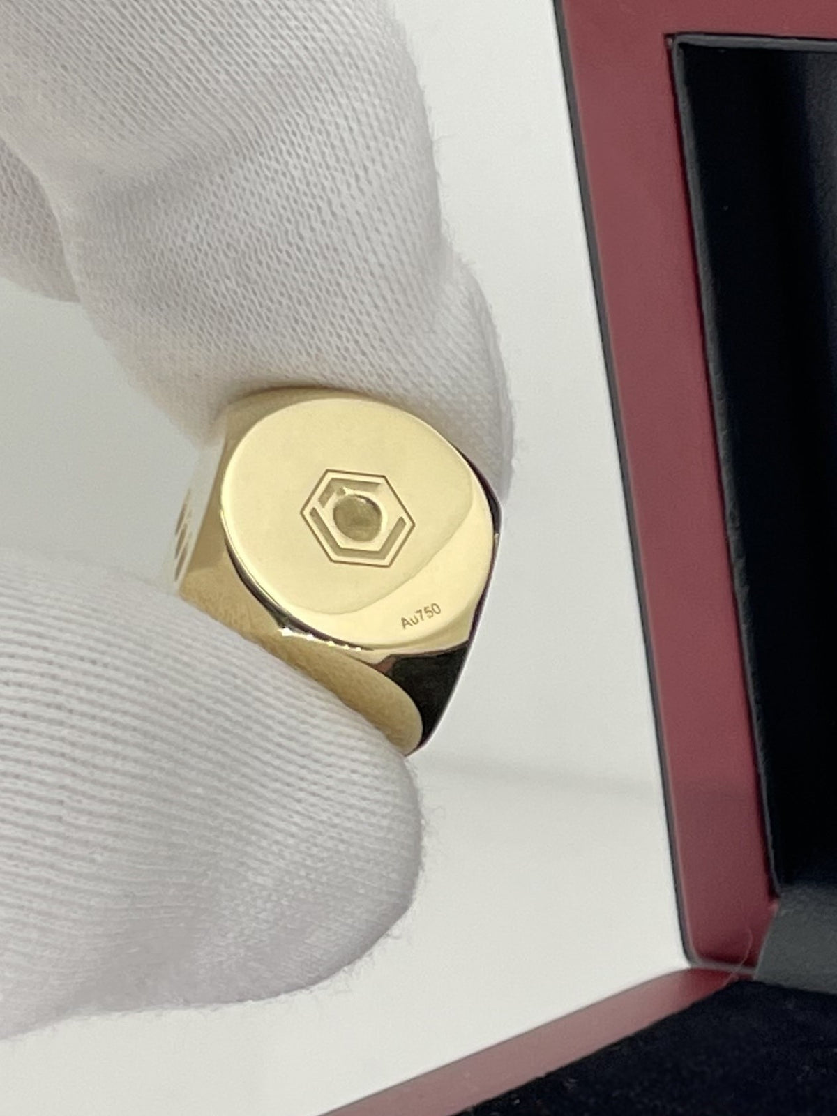 Gold Dice 18-karat Gold solid in Fingers - Goldwürfel massiv 18 Karat Gold in der Hand