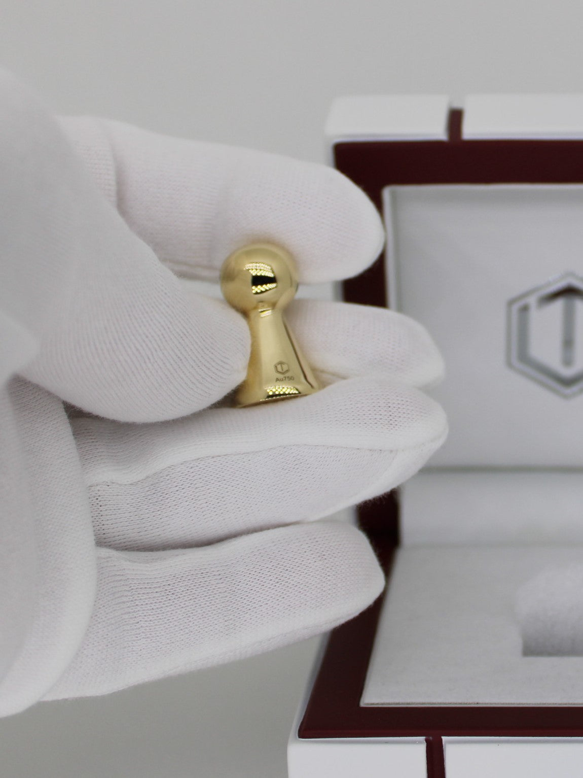 Play Figurine 18-Karat Gold in Hand - Spielfigur aus Gold in der Hand