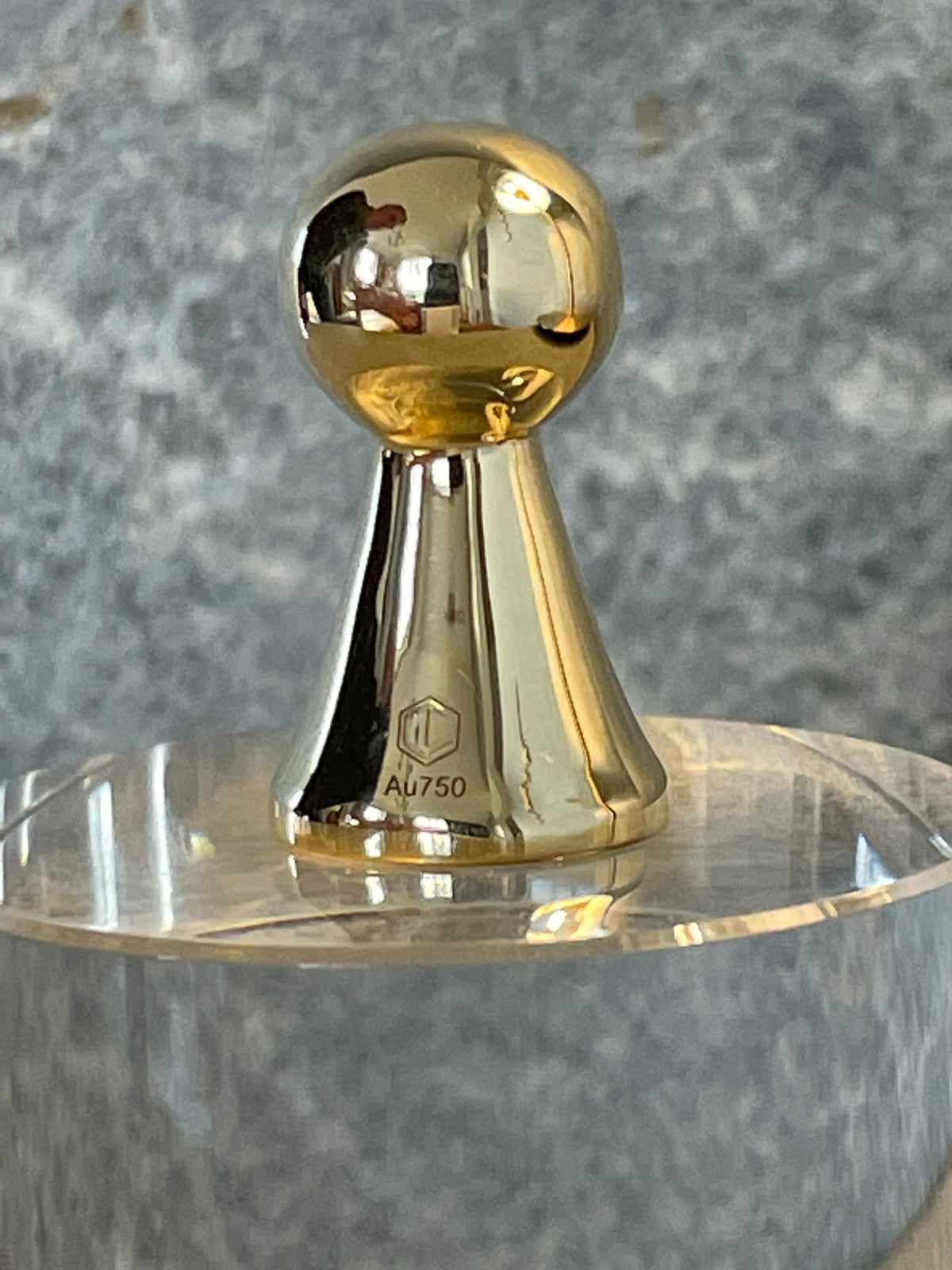 Play Figurine 18-Karat Gold on pillar - Spielfigur aus Gold auf Podest