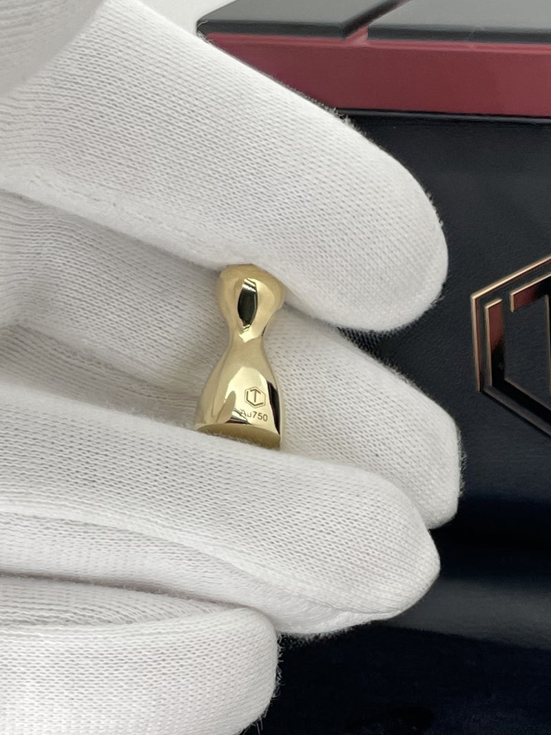 Play Figurine 18 Karat Gold in Hand - Spielfigur aus 18 Karat Gold in Fingern