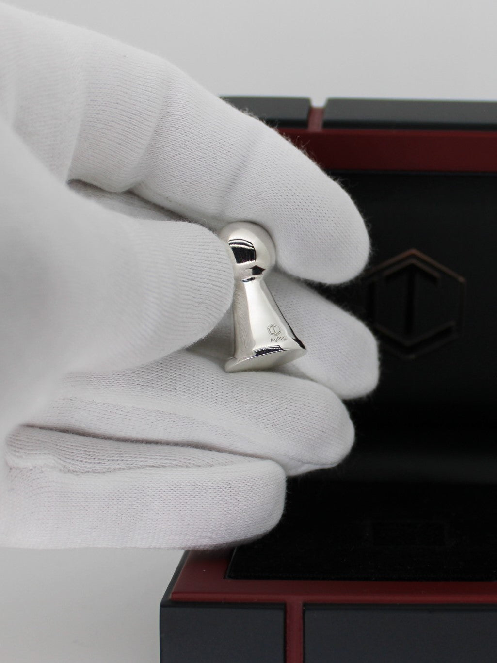 Play Figurine Sterling Silver on Hand - Spielfigur Silber in der Hand