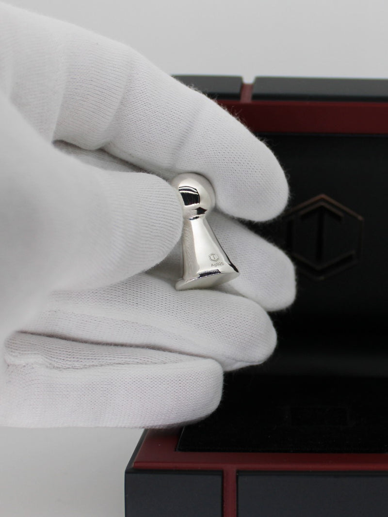 Play Figurine Sterling Silver on Hand - Spielfigur Silber in der Hand