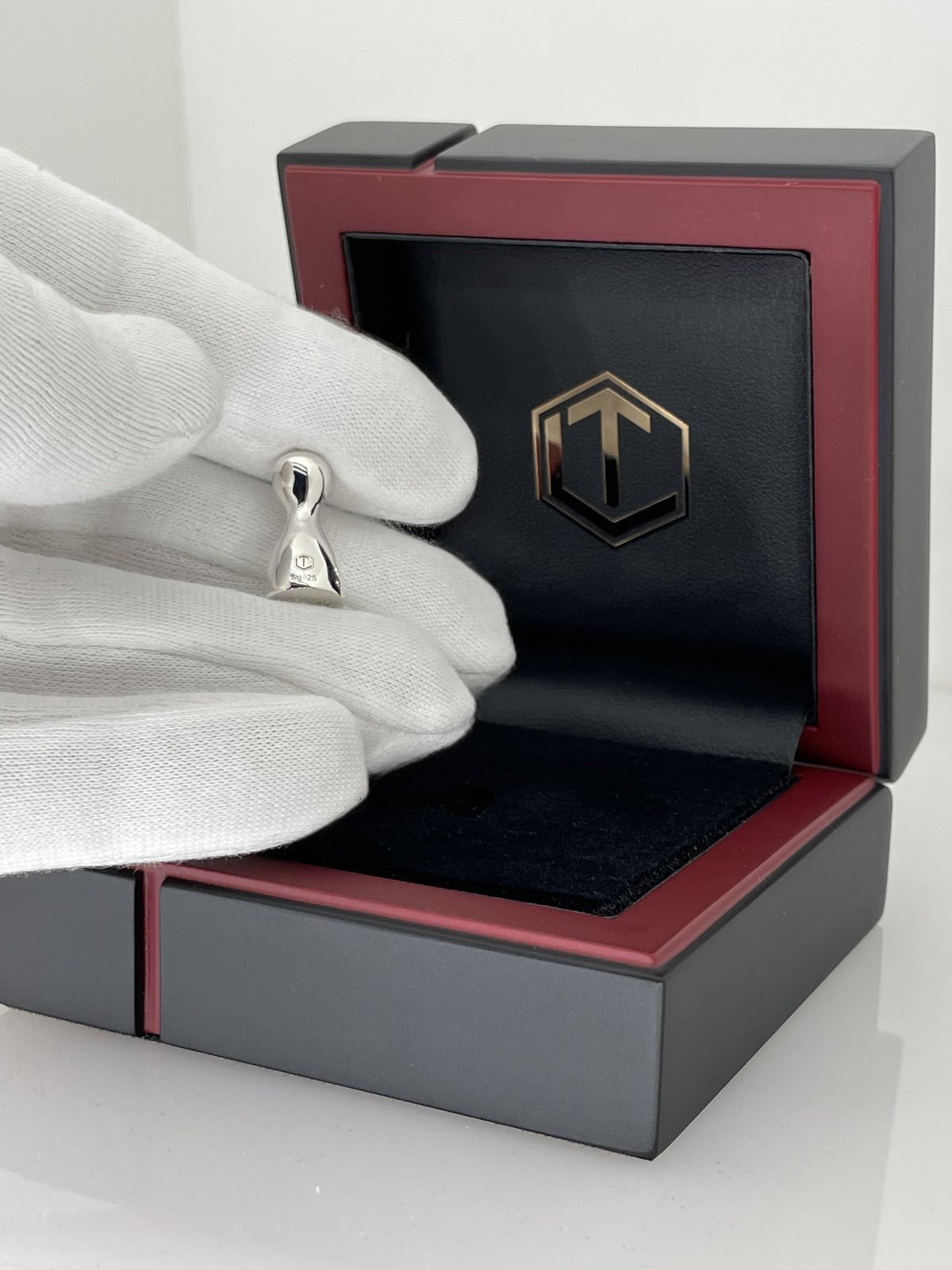 Play Figurine Sterling Silver on Hand before black case - Spielfigur auf der Hand vor schwarzem Etui