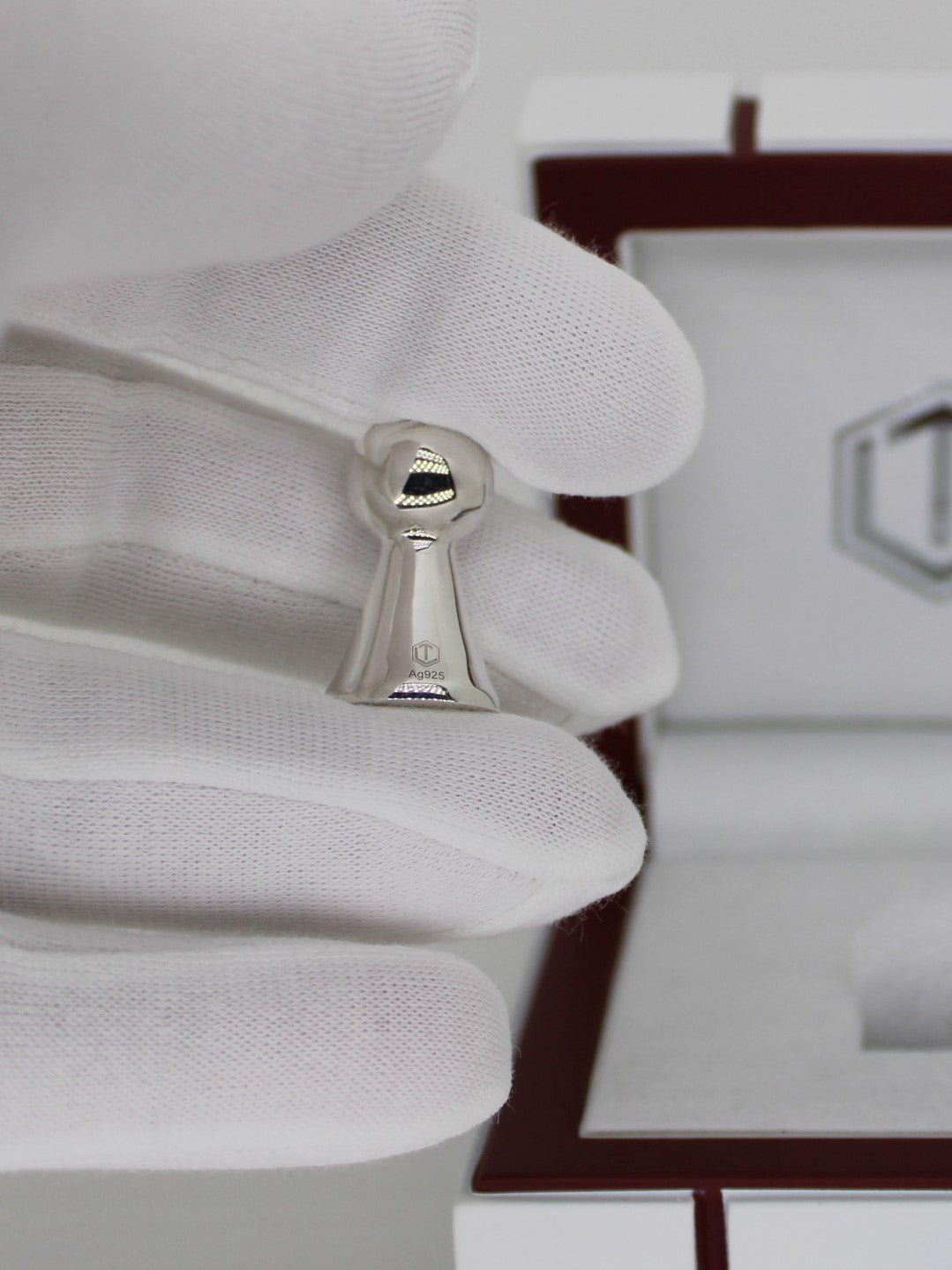 Play Figurine Sterling Silver on Hand - Spielfigur aus Silber auf der Hand