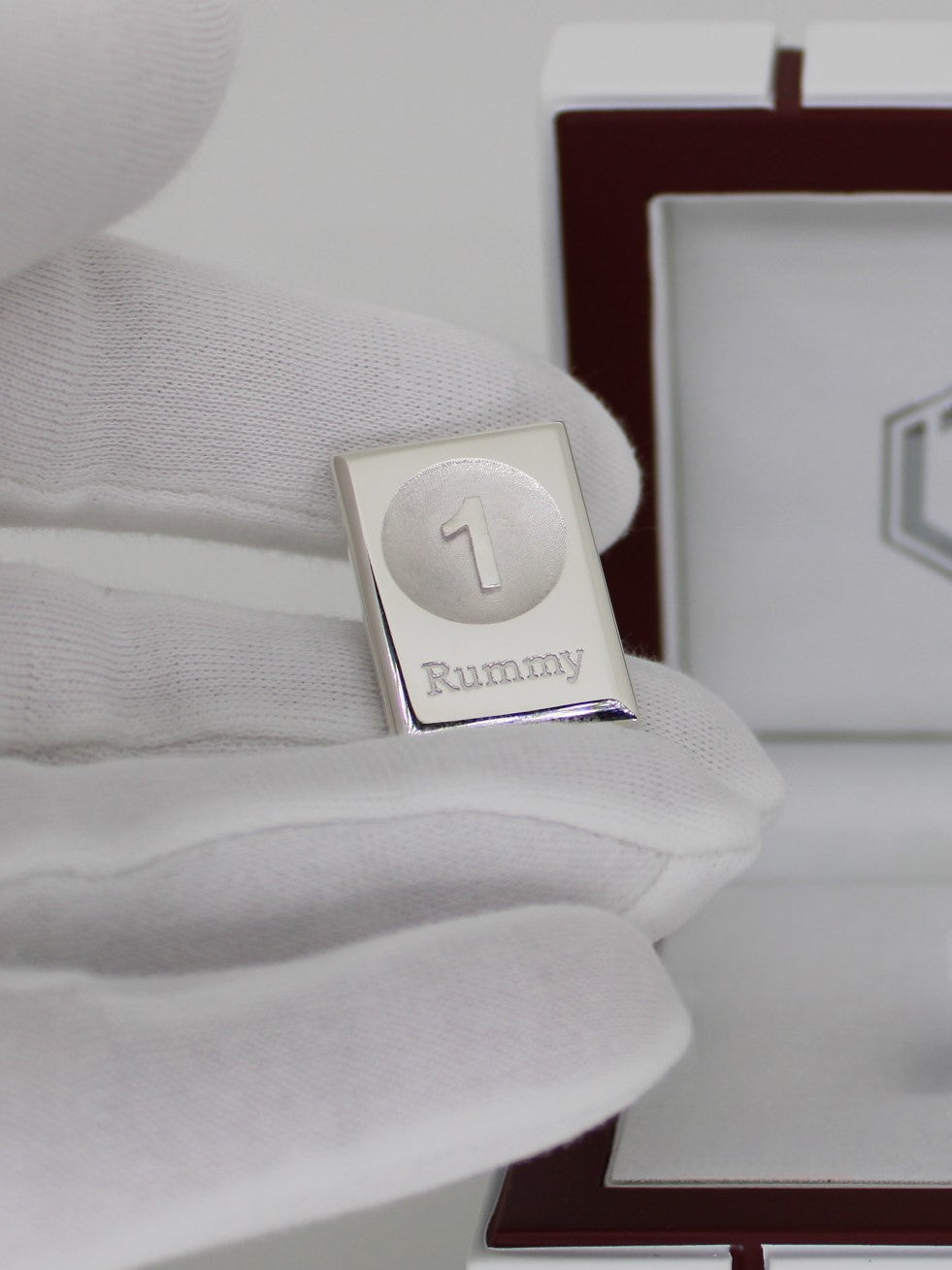 Rummy Sterling Silver in Hand - Rummy in Sterlingsilber auf der Hand