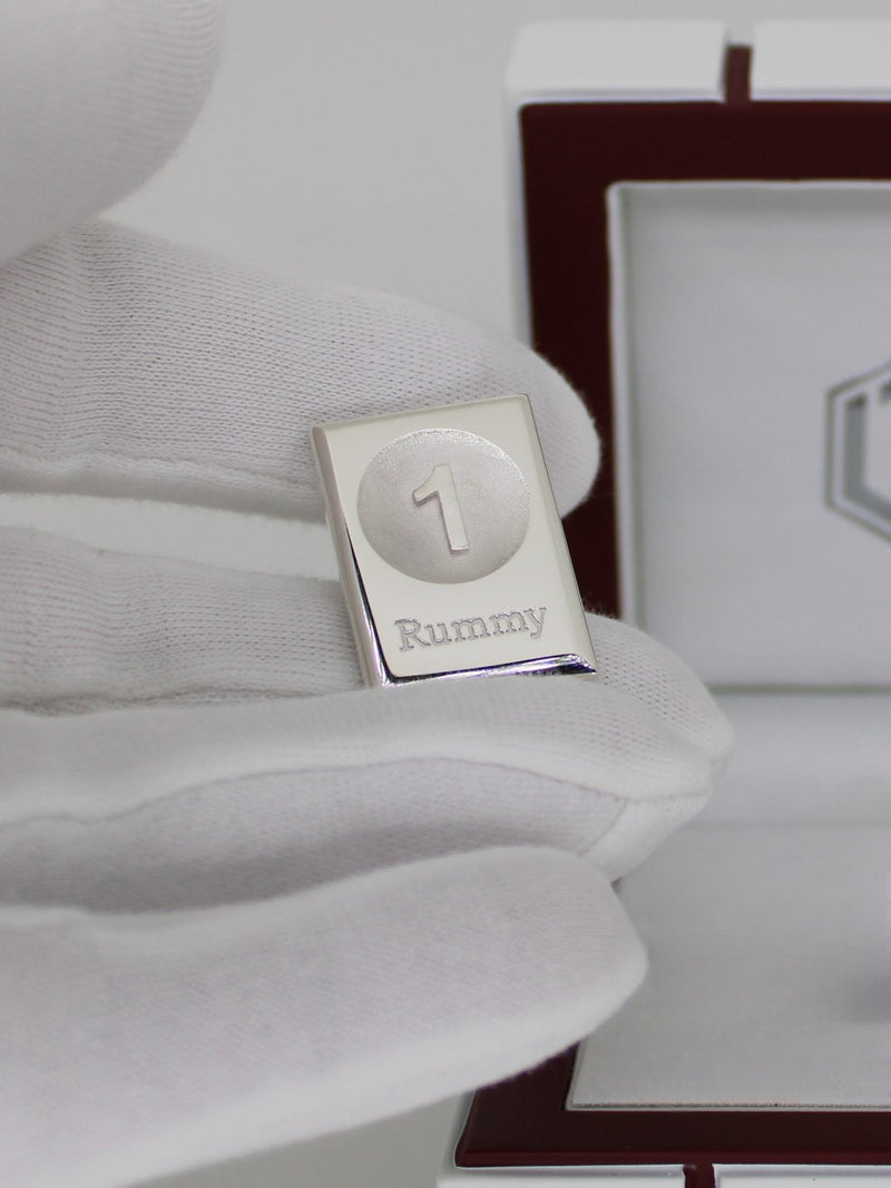 Rummy Sterling Silver in Hand - Rummy in Sterlingsilber auf der Hand