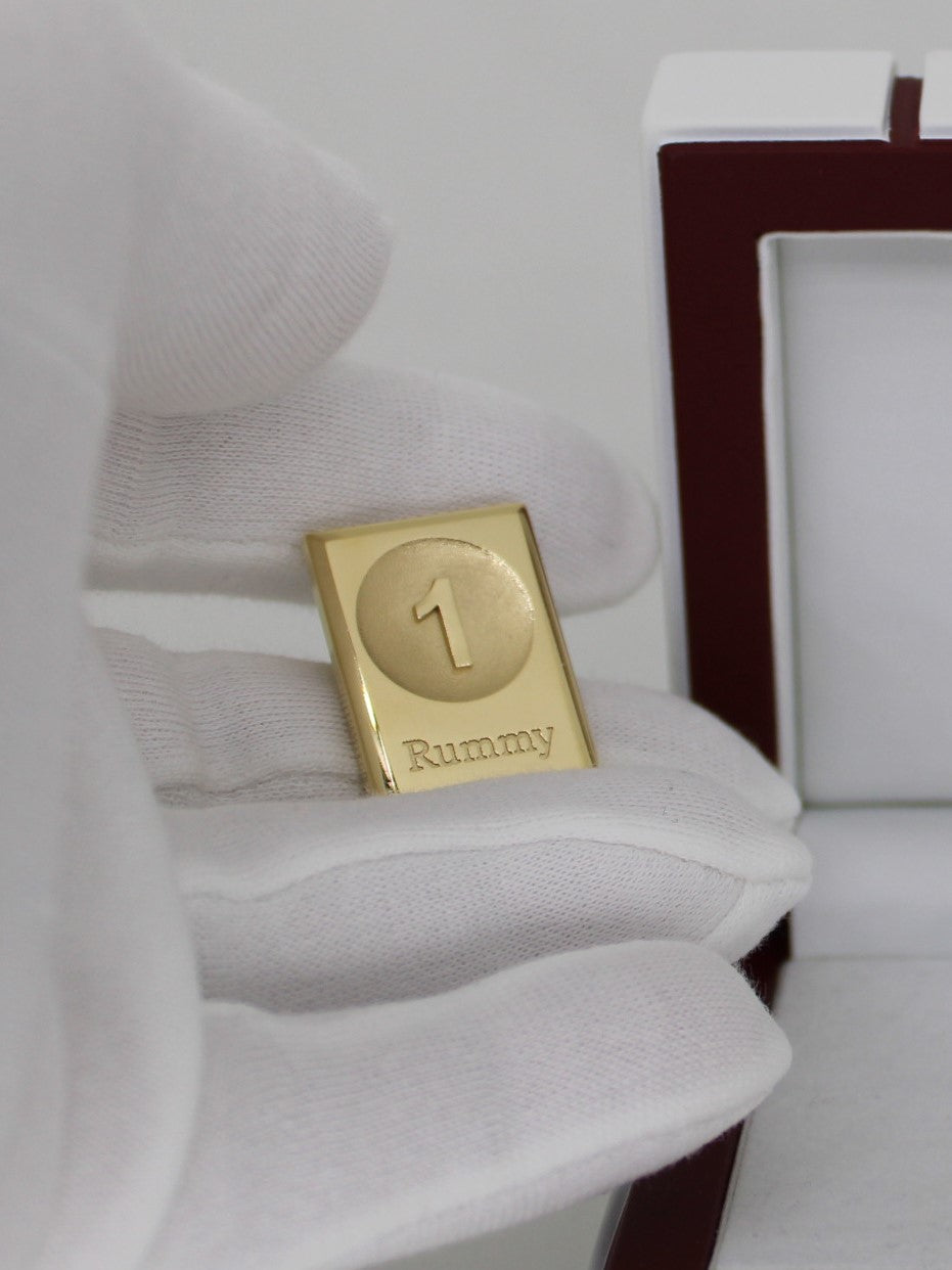 Rummy Tile 18-Karat Gold - Rummystein aus Gold in der Hand
