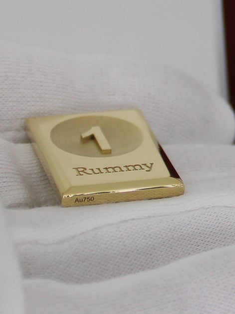 Rummy Tile 18-Karat Gold on Hand - Rummystein aus Gold auf der Hand