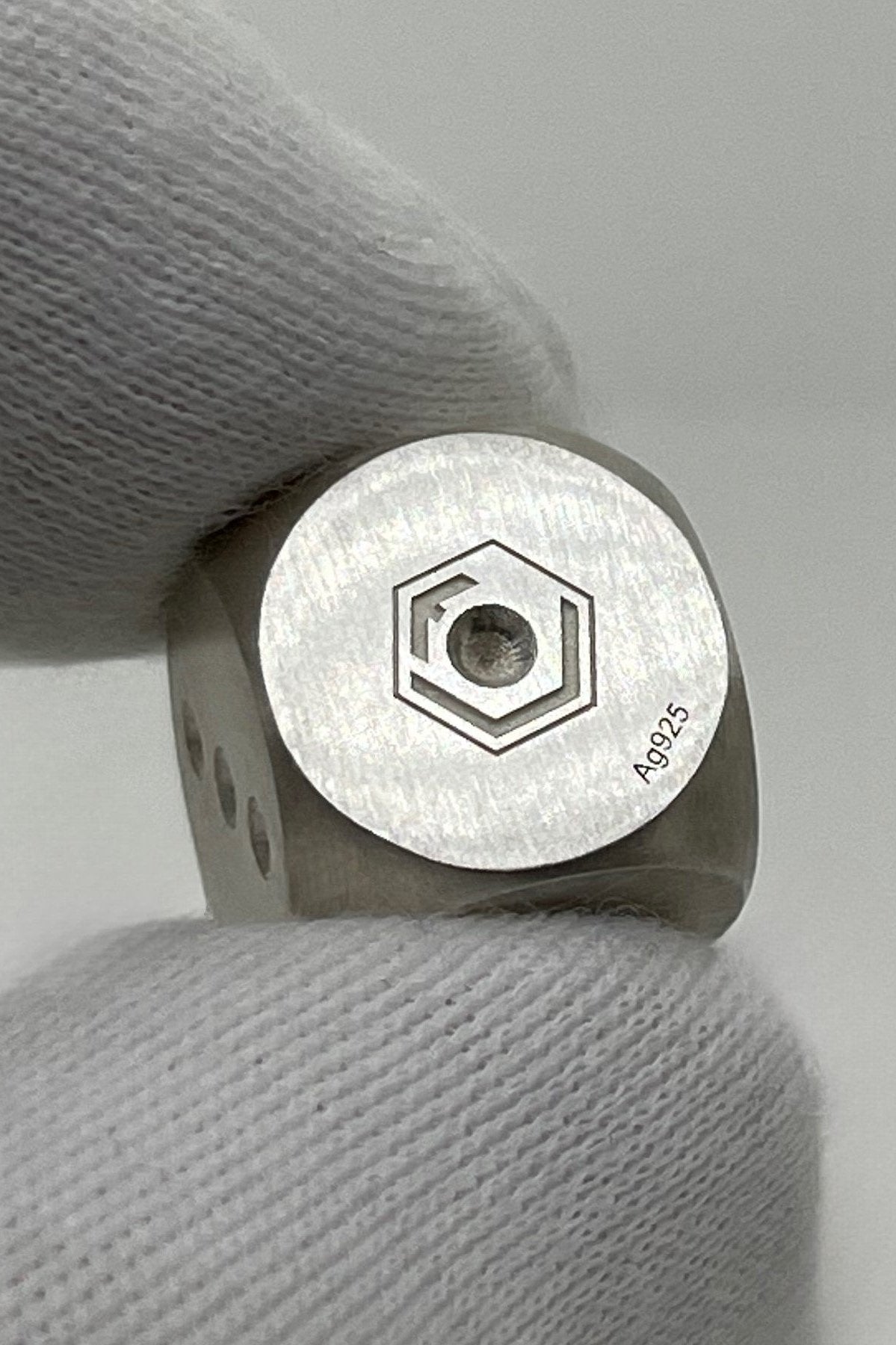 Silver Dice Sterling Silver brushed in Fingers - Silberwürfel mattiert zwischen Fingern