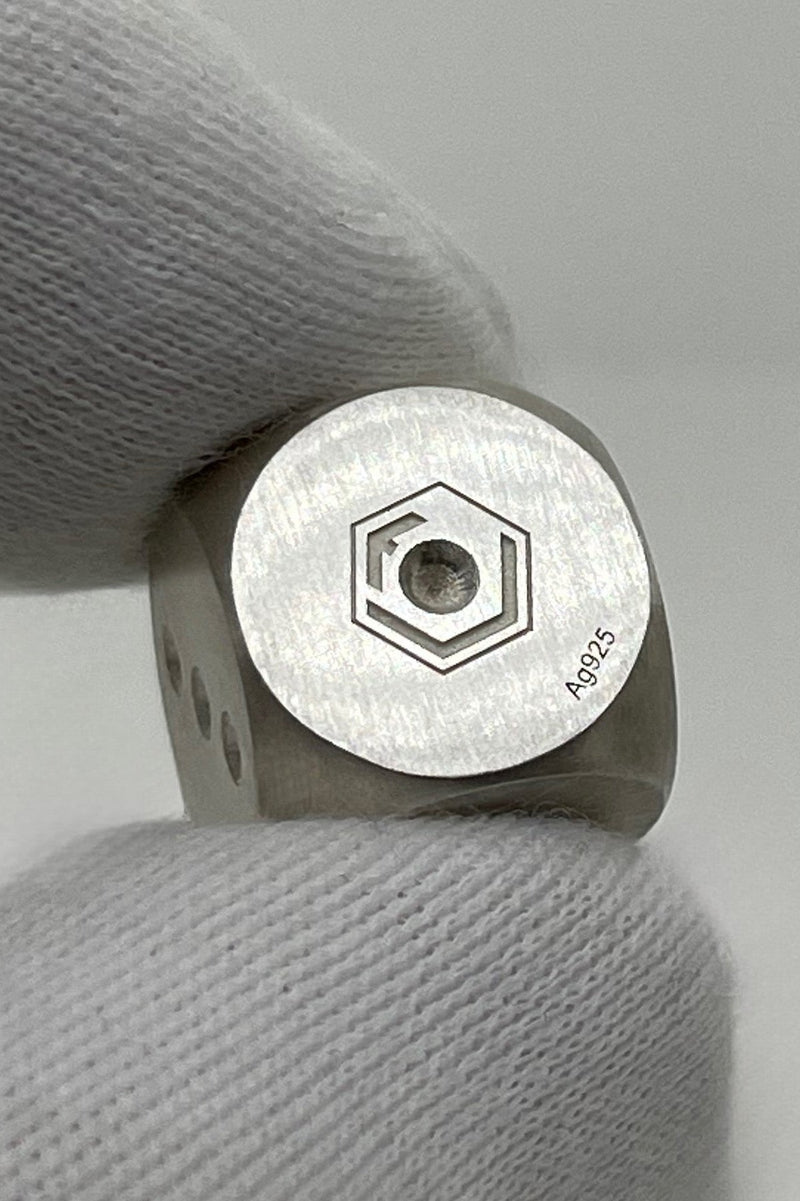 Silver Dice Sterling Silver brushed in Fingers - Silberwürfel mattiert zwischen Fingern