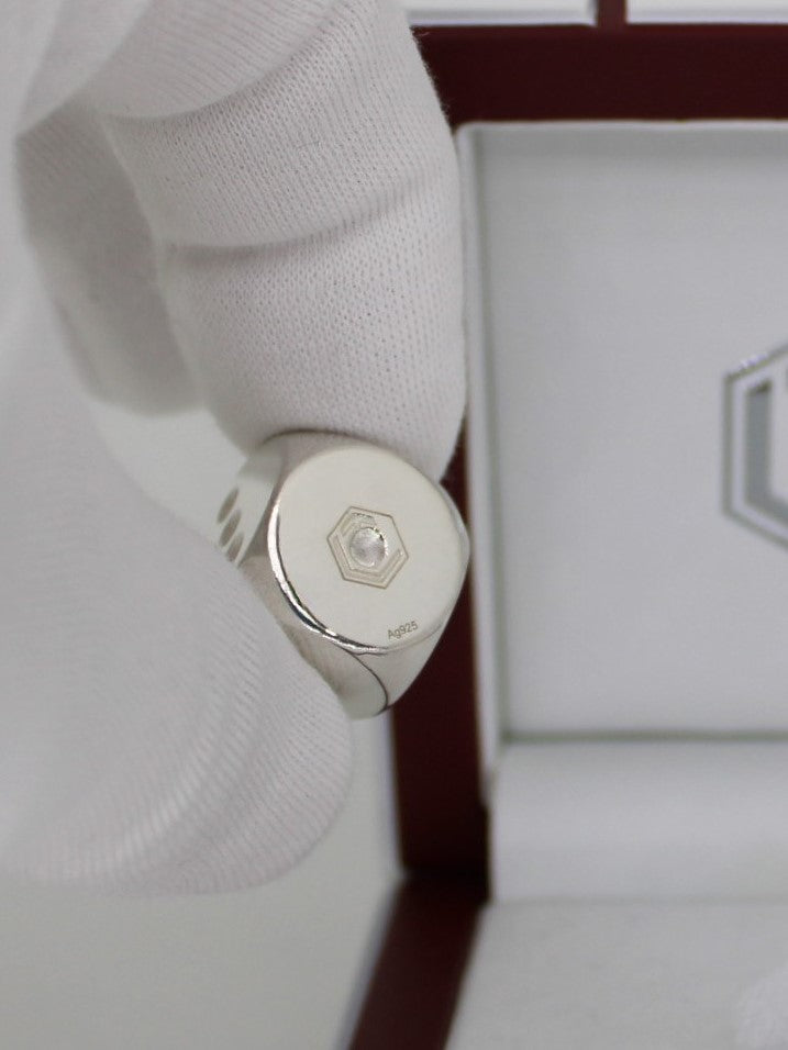 Silver Dice polished in fingers before white case - Silberwürfel massiv in Finger