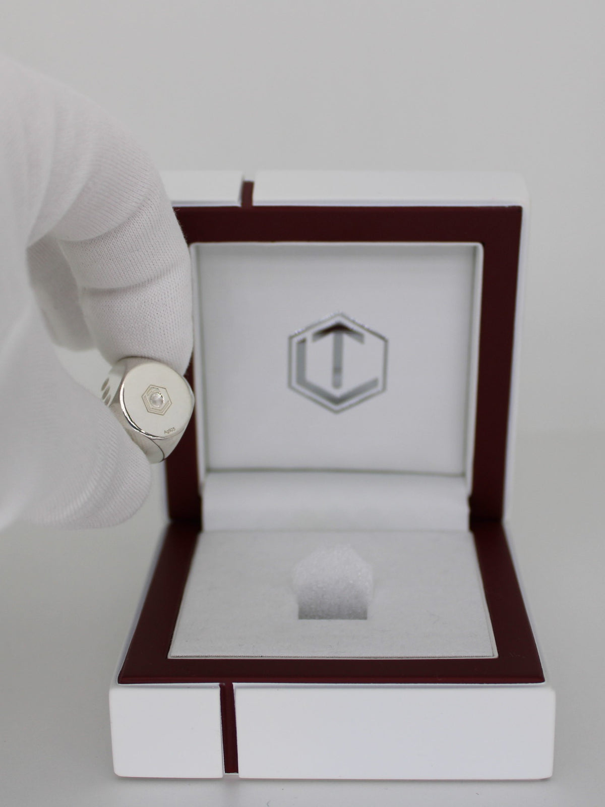 Silver Dice polished in fingers before white case - Würfel aus Silber in Finger