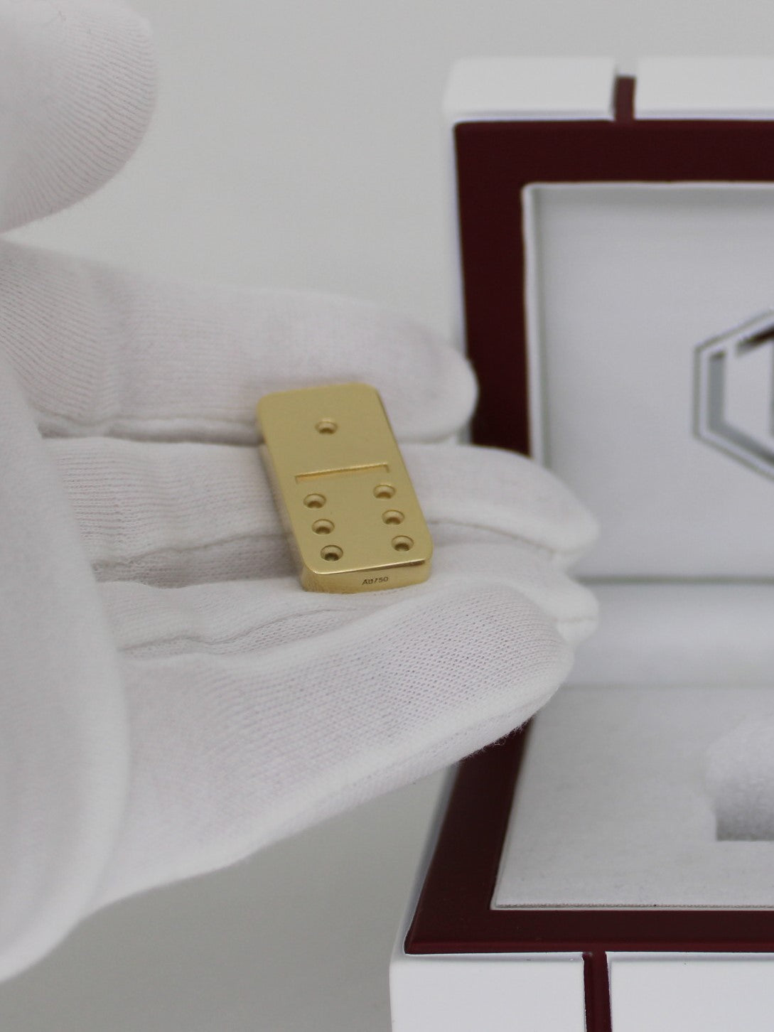 Solid 18-Karat Domino Tile lying in hand - Dominostein 18 Karat Gold liegend in der Hand