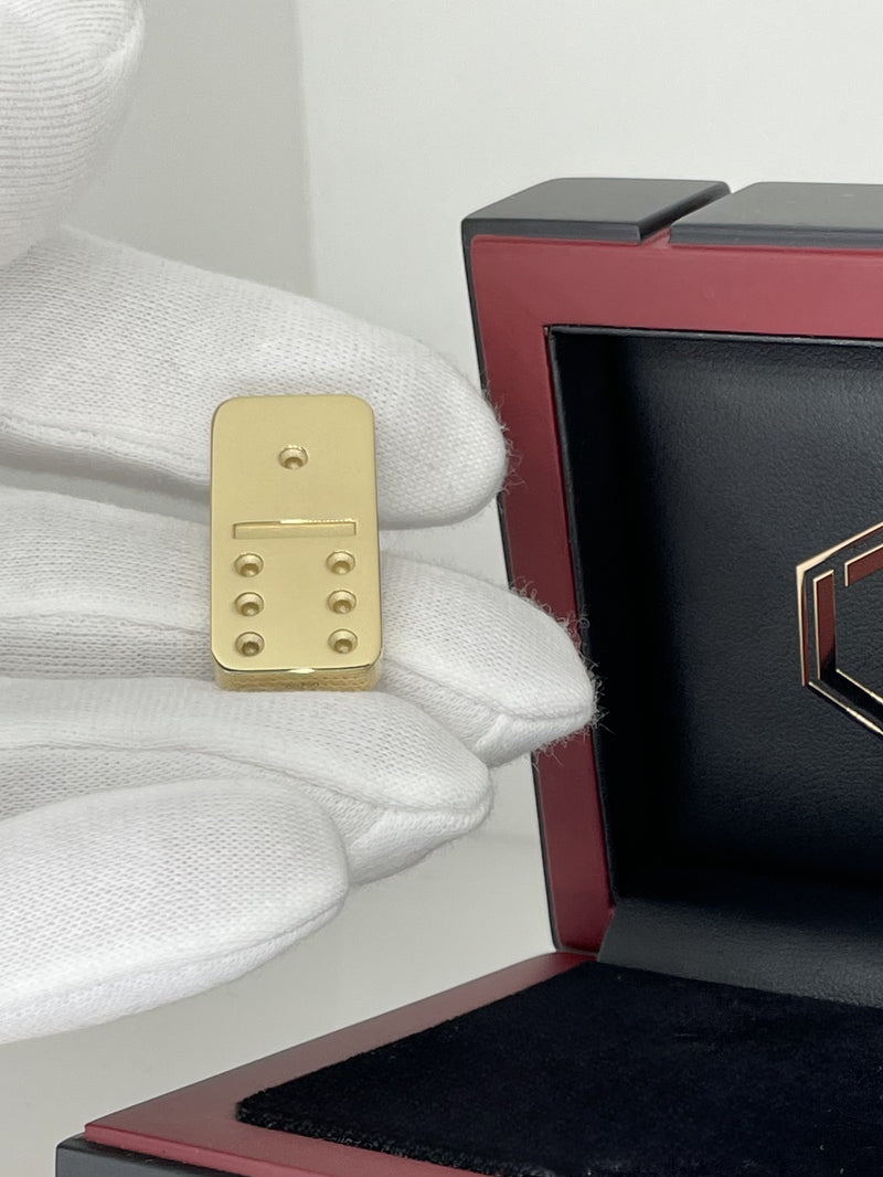 Solid 18-Karat Domino Tile lying in hand before case - Dominostein 18 Karat Gold liegend in der Hand