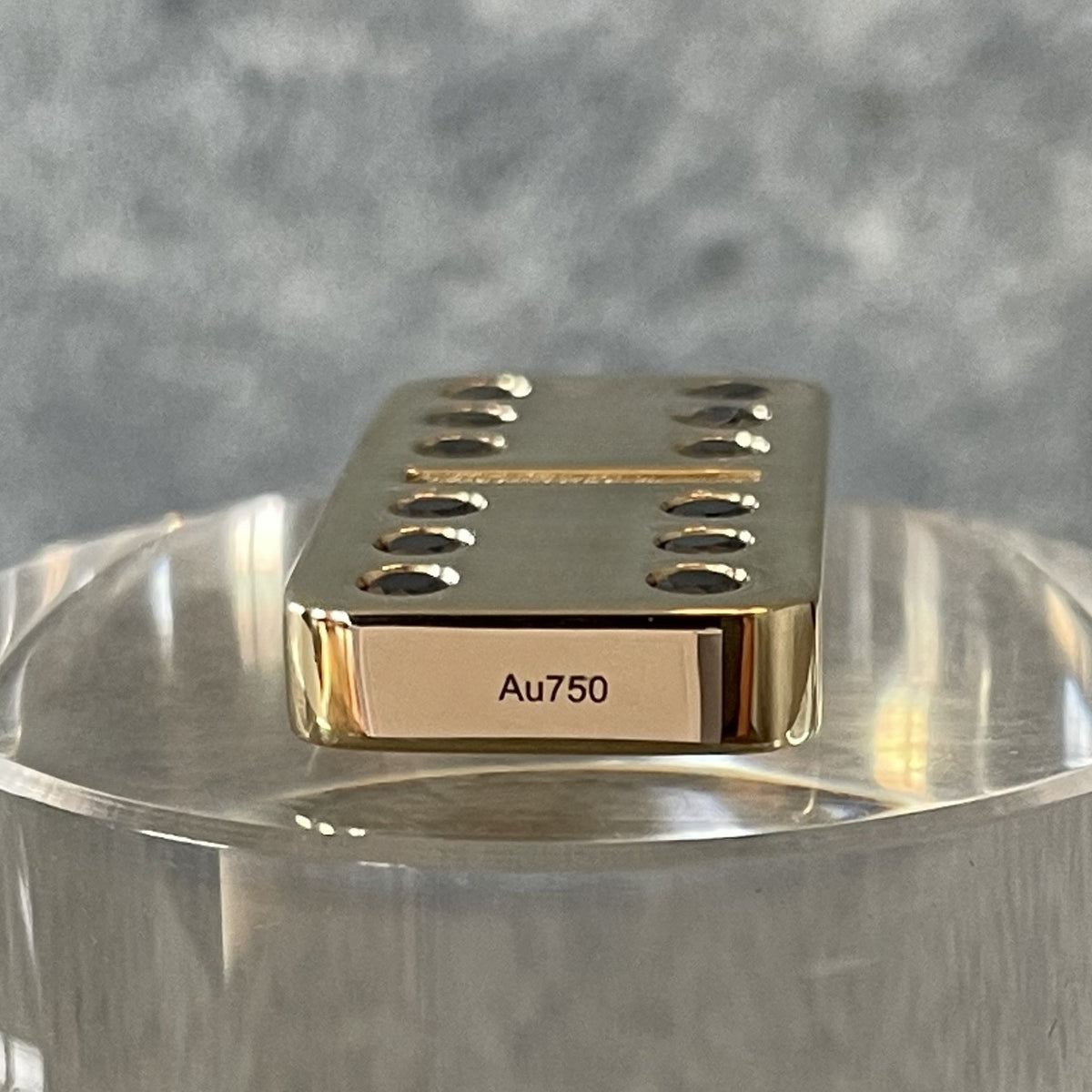 Solid 18-Karat Gold Domino Tile with Diamonds on pillar - Dominostein 18 Karat Gold auf Podest