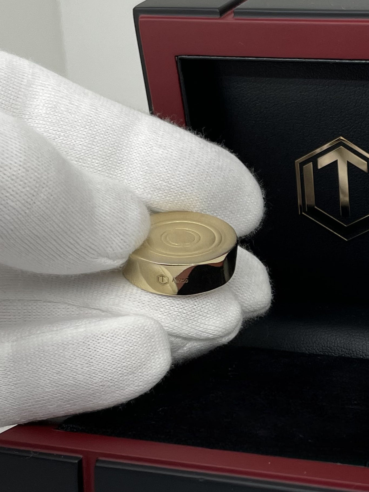 Solid 18-Karat Gold Game Piece in Hand - Spielstein 18 Karat Gold in der  Hand