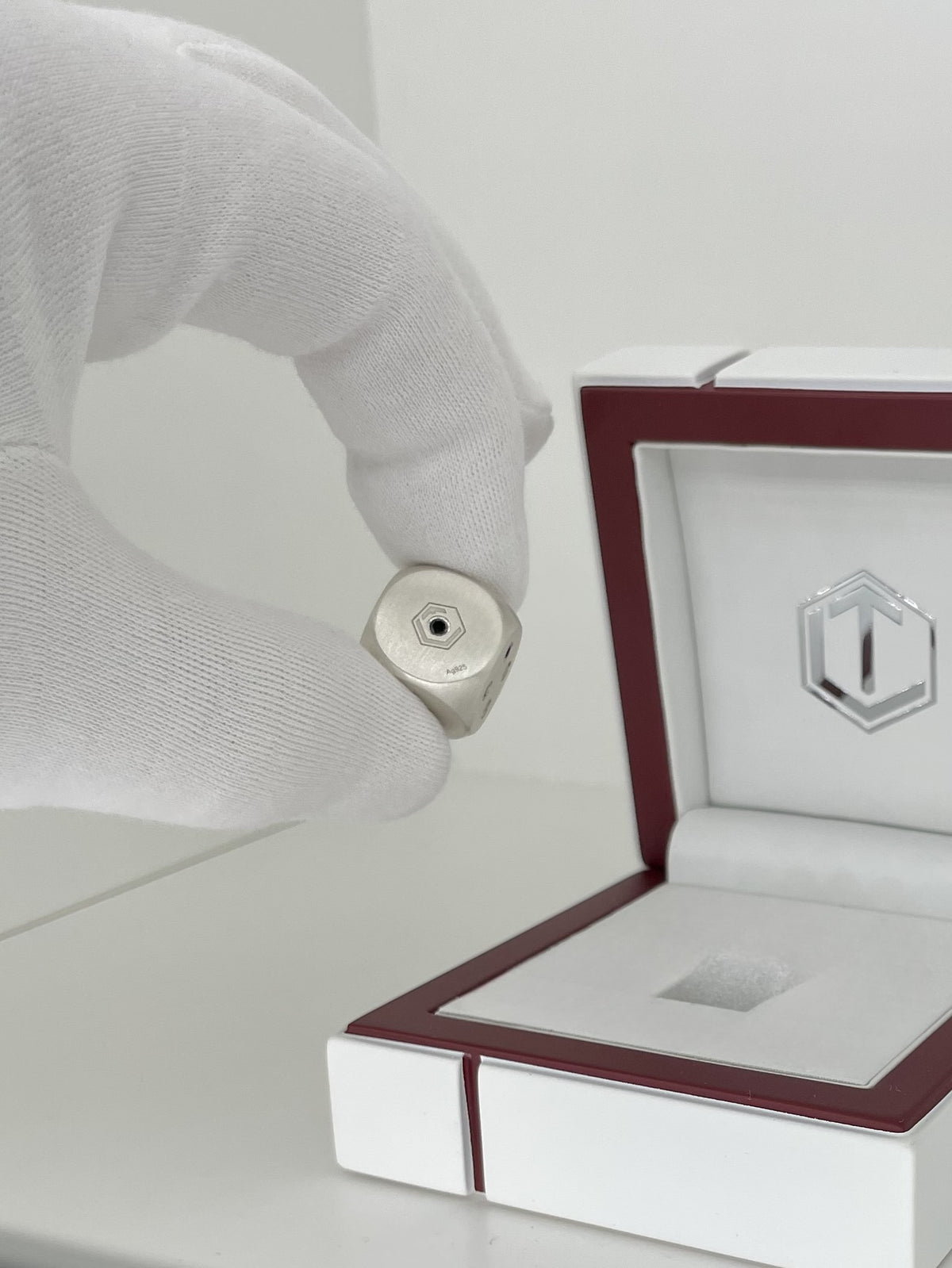 Solid Brushed Silver Dice with Diamonds in Hand - Silberwürfel mit Diamanten in der Hand