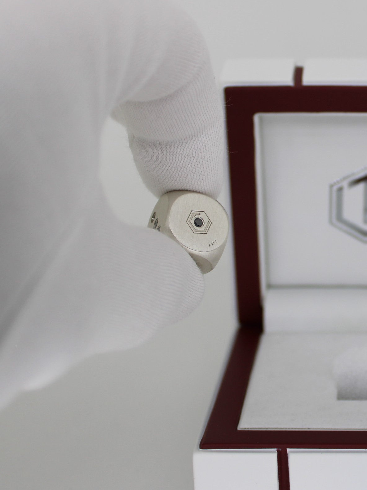 Solid Brushed Silver Dice with Diamonds in Hand - Würfel aus Silber mit Diamanten in der Hand