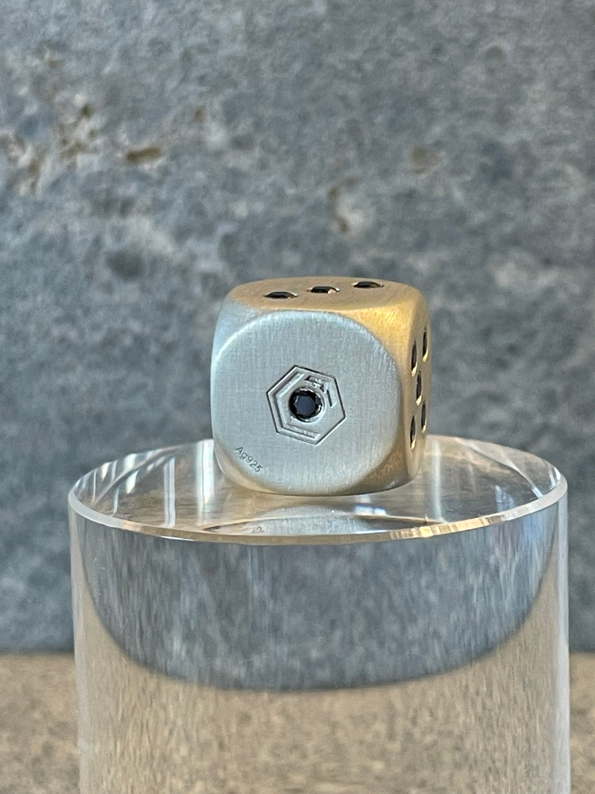Solid Brushed Silver Dice with Diamonds on pillar - Silberwürfel mit Diamanten aus Podest