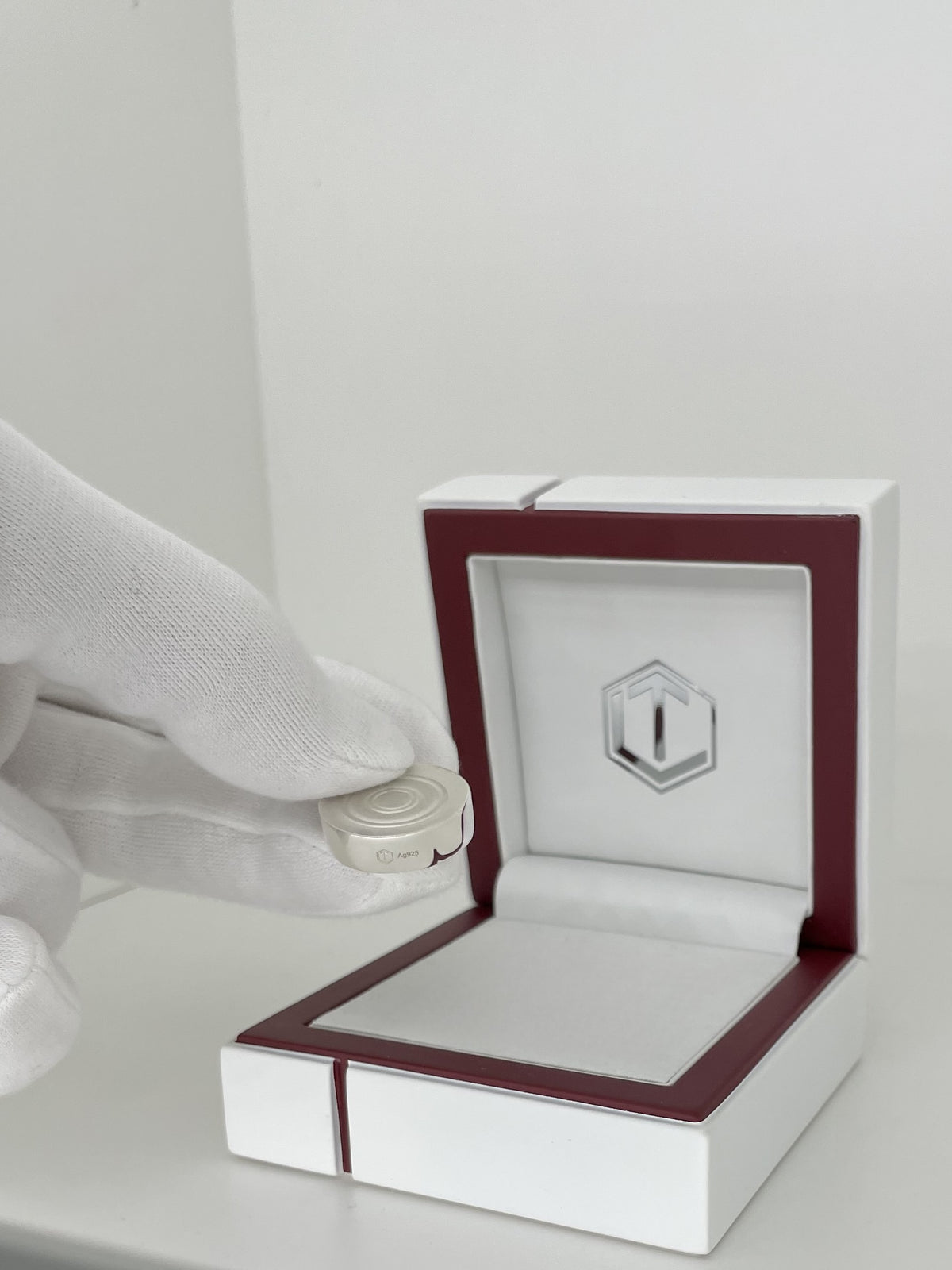 Solid Play Piece Sterling Silver in Hand - Spielstein Silber in der Hand