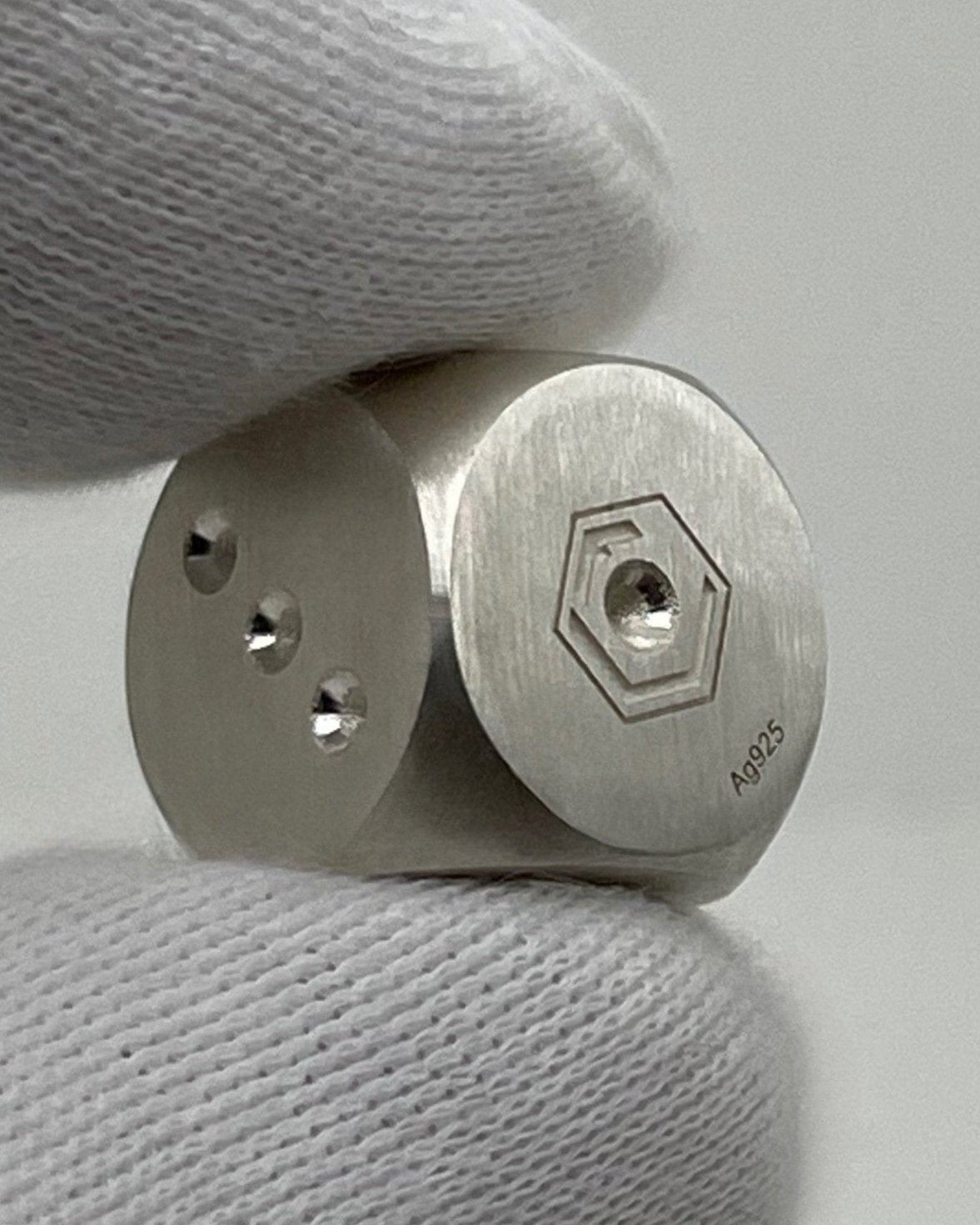 Solid_brushed Sterling_Silver Dice_14mm in fingers - Silberwürfel in Finger