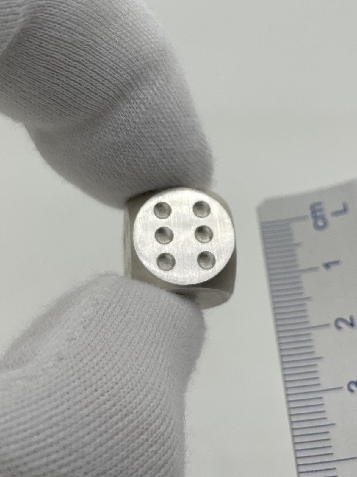 Solid_brushed Sterling_Silver Dice_14mm in fingers - Silberwürfel aus Sterlingsilber mattiert in Finger