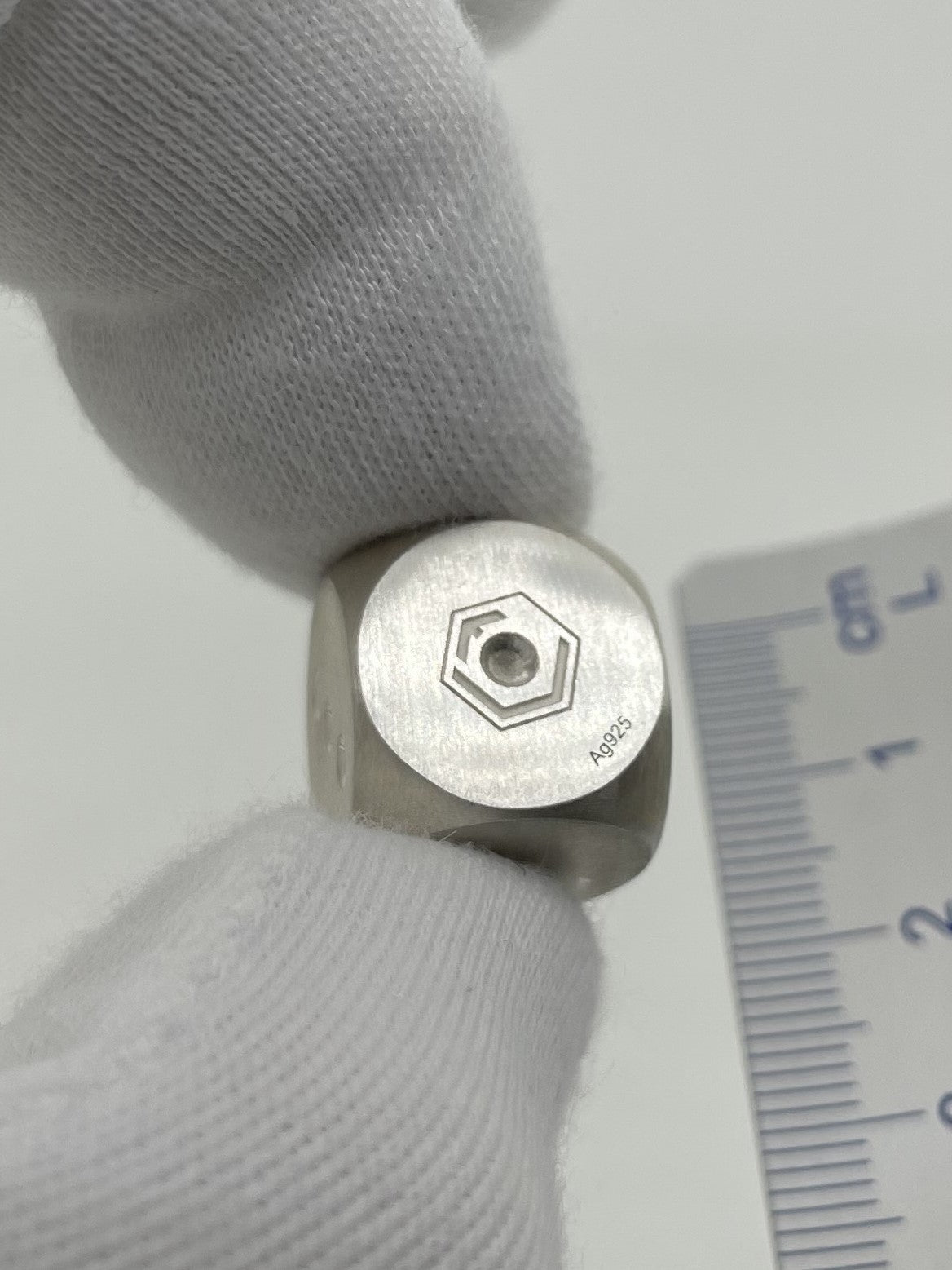 Solid_brushed Sterling_Silver Dice_14mm in fingers - Silberwürfel mattiert in Finger