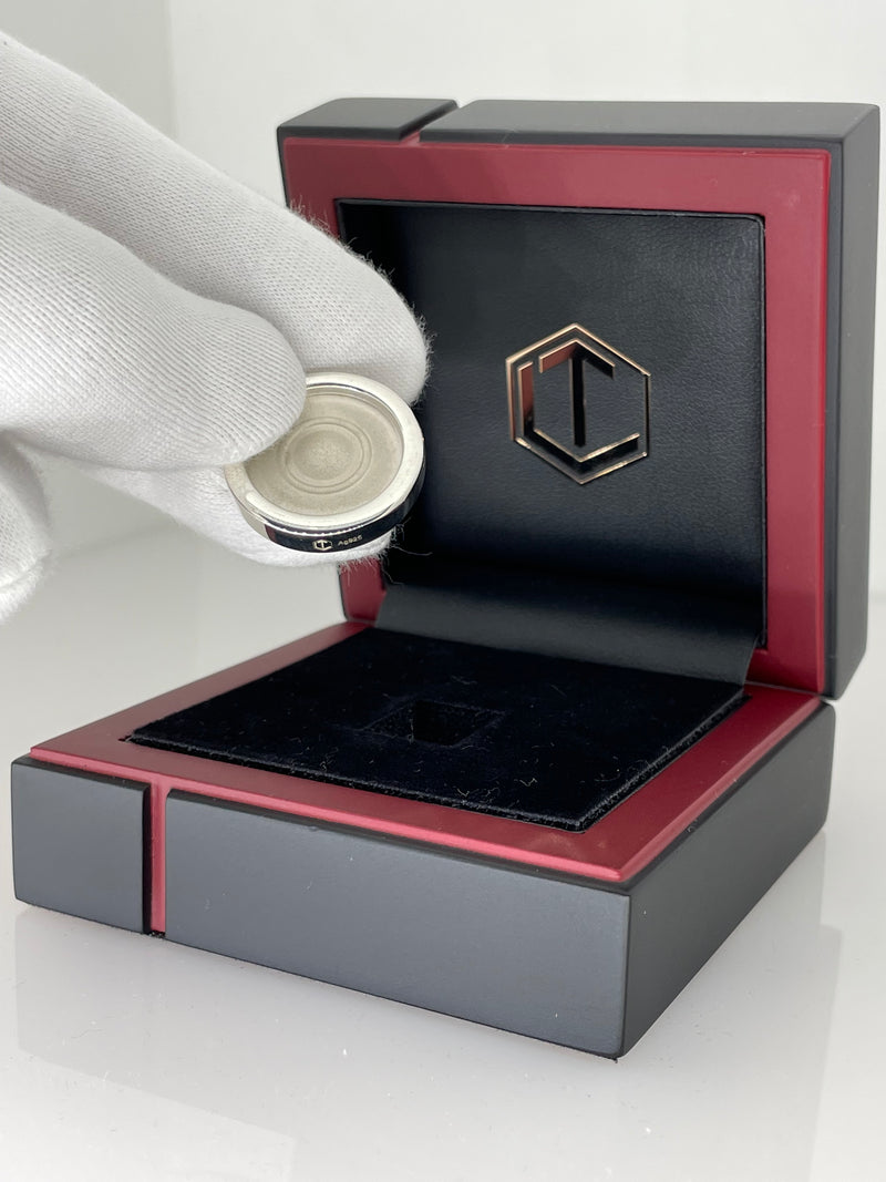 Sterling Silver Game Piece solid in fingers - Silberspielstein massiv zwischen Fingern